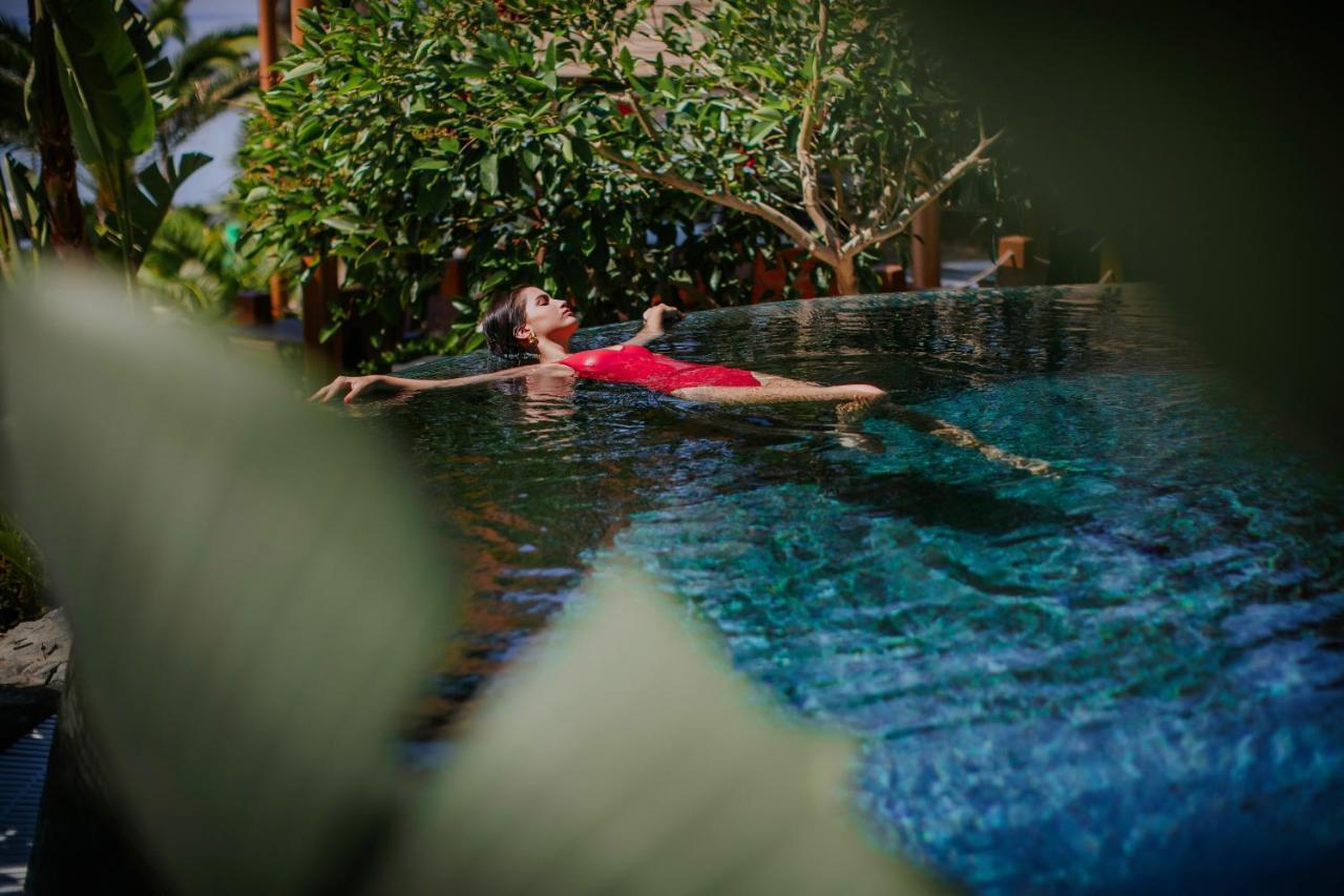 아마투스 비치 호텔 리마솔 레메소스 외부 사진 A woman floating in a swimming pool