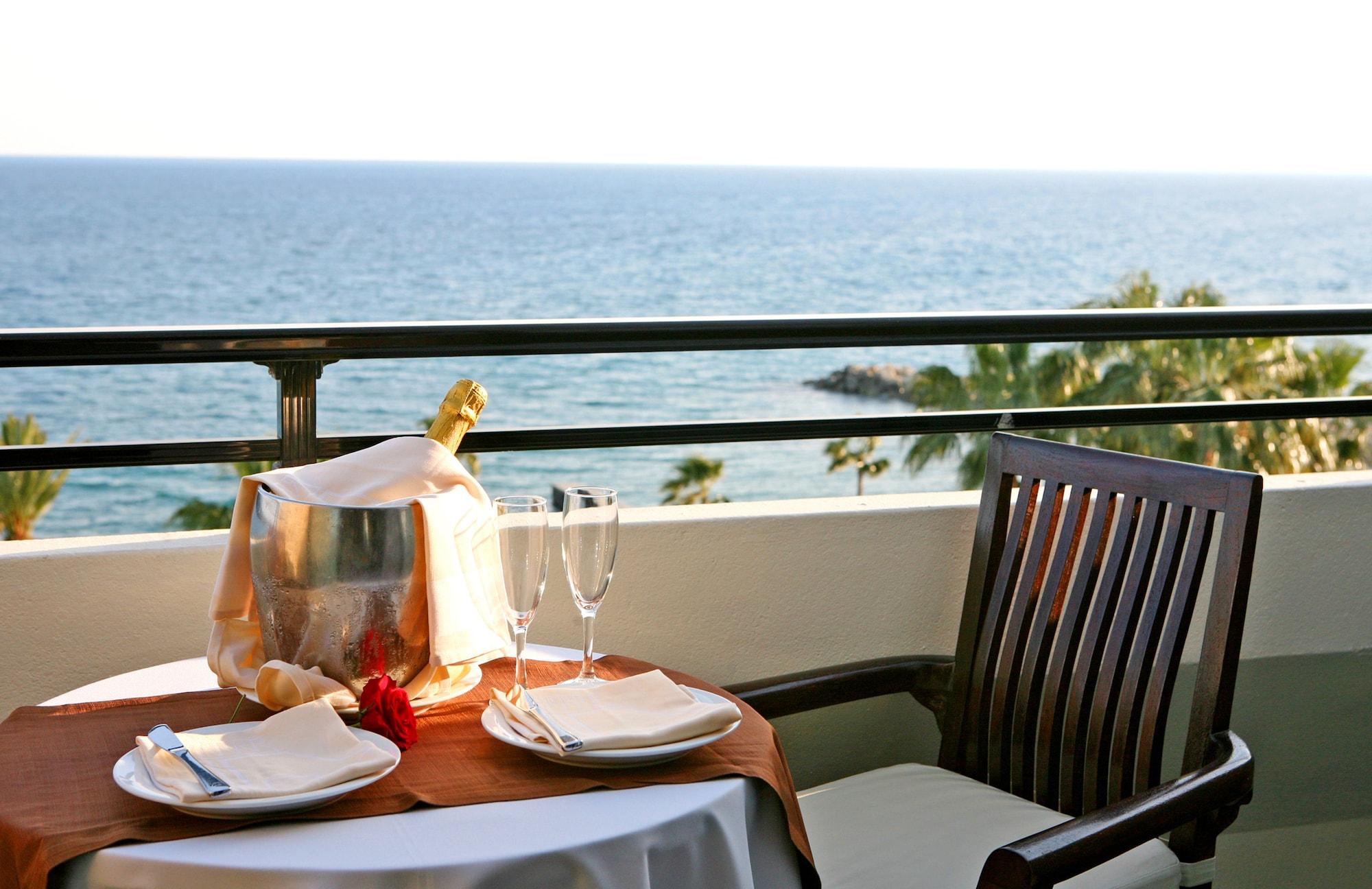 아마투스 비치 호텔 리마솔 레메소스 외부 사진 A balcony at a hotel