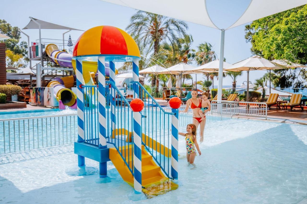 아마투스 비치 호텔 리마솔 레메소스 외부 사진 The resort's water park