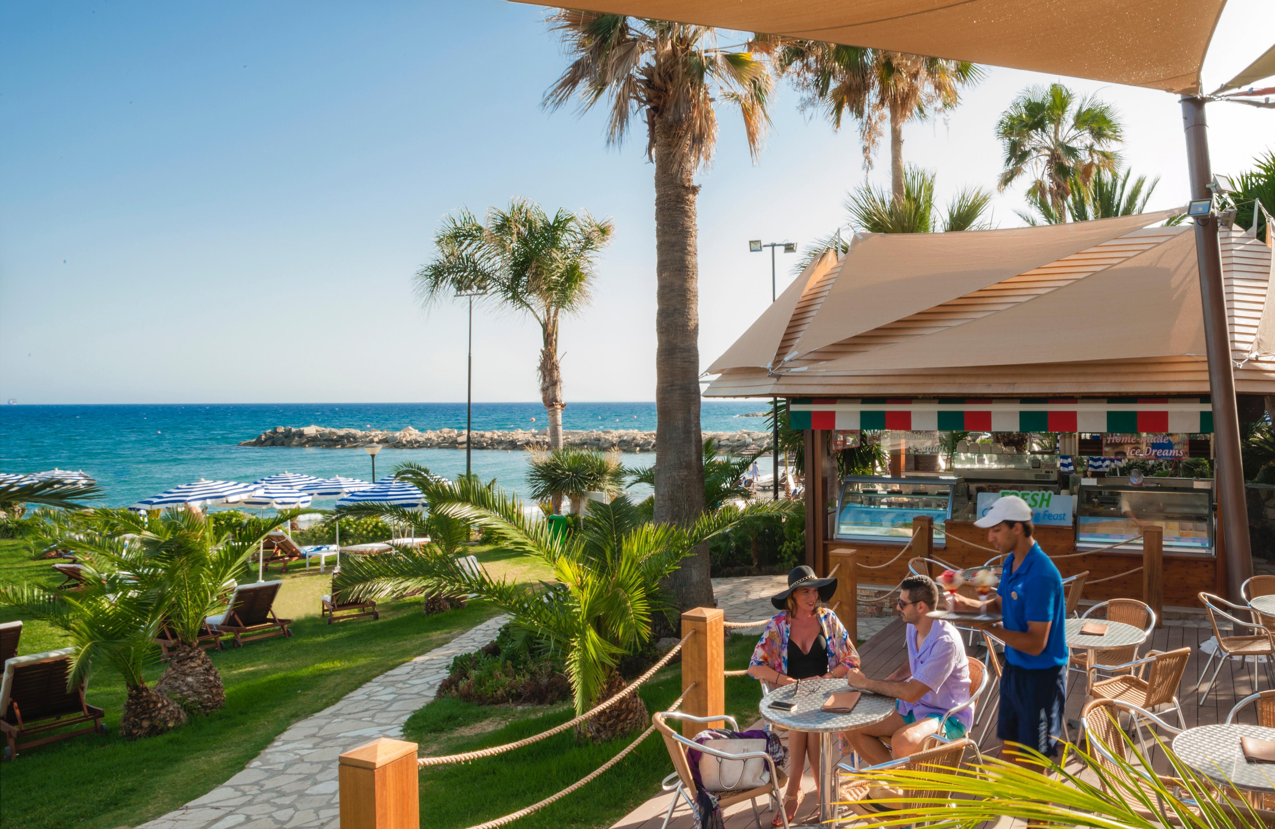 아마투스 비치 호텔 리마솔 레메소스 외부 사진 Tourists at a beach bar in Limassol, Cyprus
