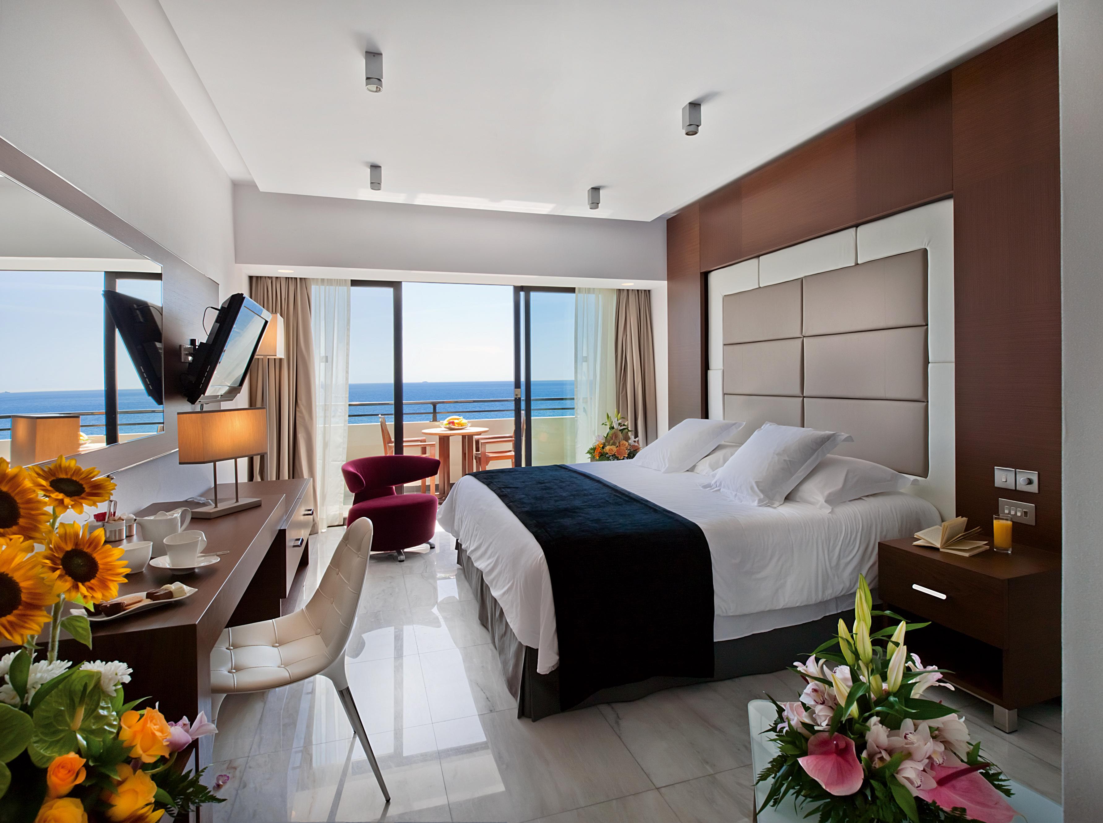 아마투스 비치 호텔 리마솔 레메소스 외부 사진 A bedroom at the hotel
