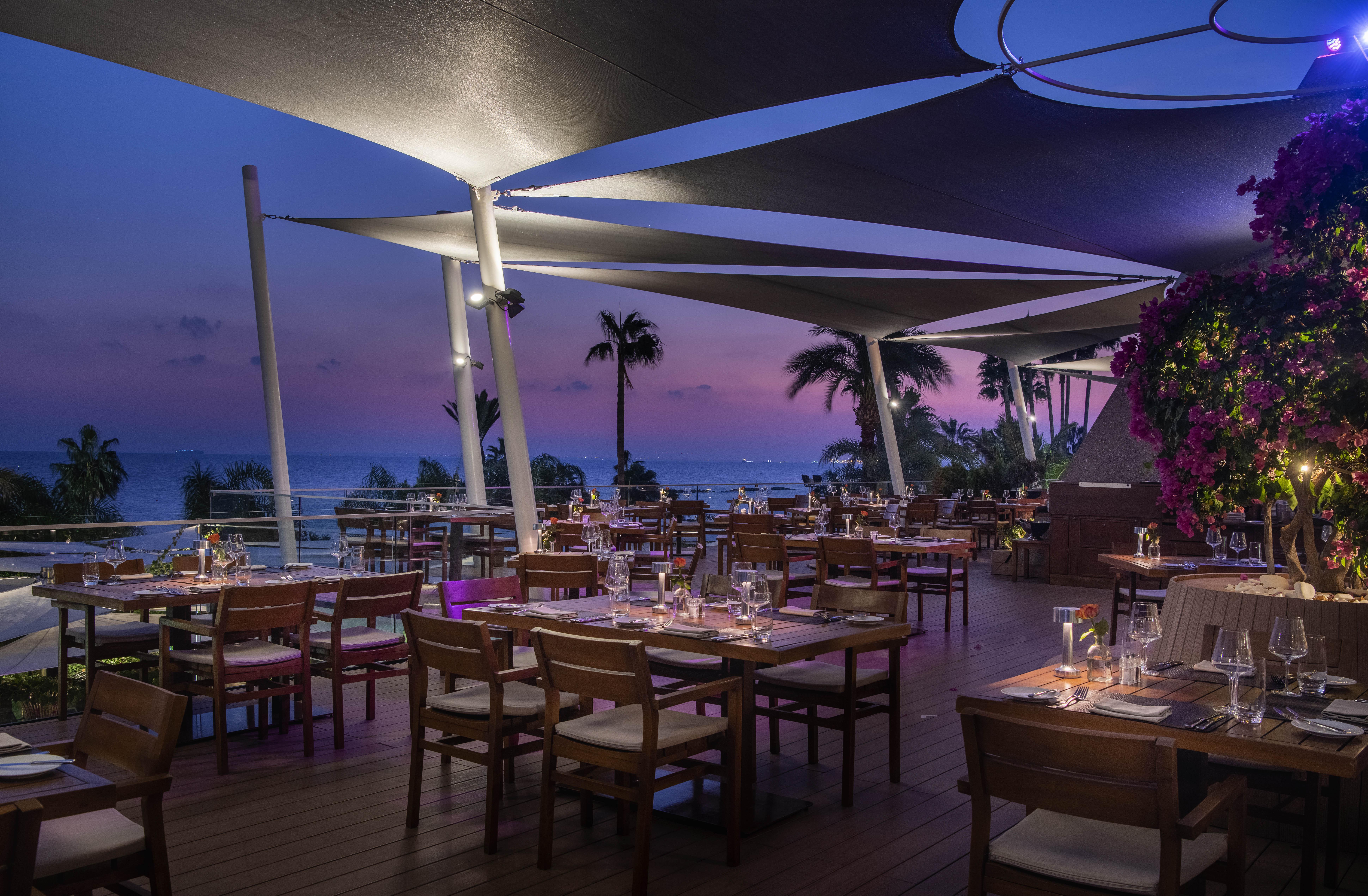 아마투스 비치 호텔 리마솔 레메소스 외부 사진 The Deck at the Hilton Cancun Resort