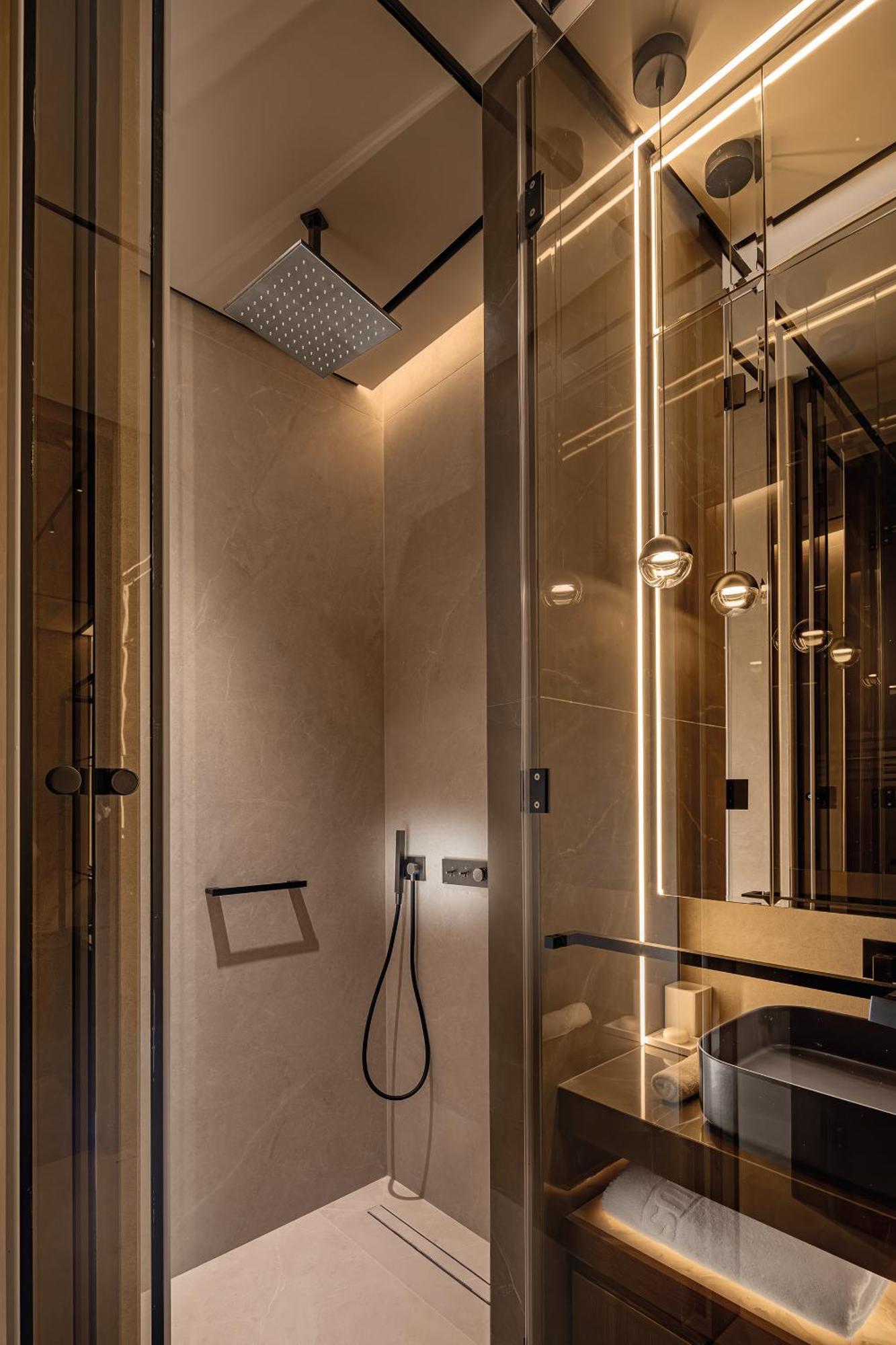 아마투스 비치 호텔 리마솔 레메소스 외부 사진 A shower with a fixed shower head