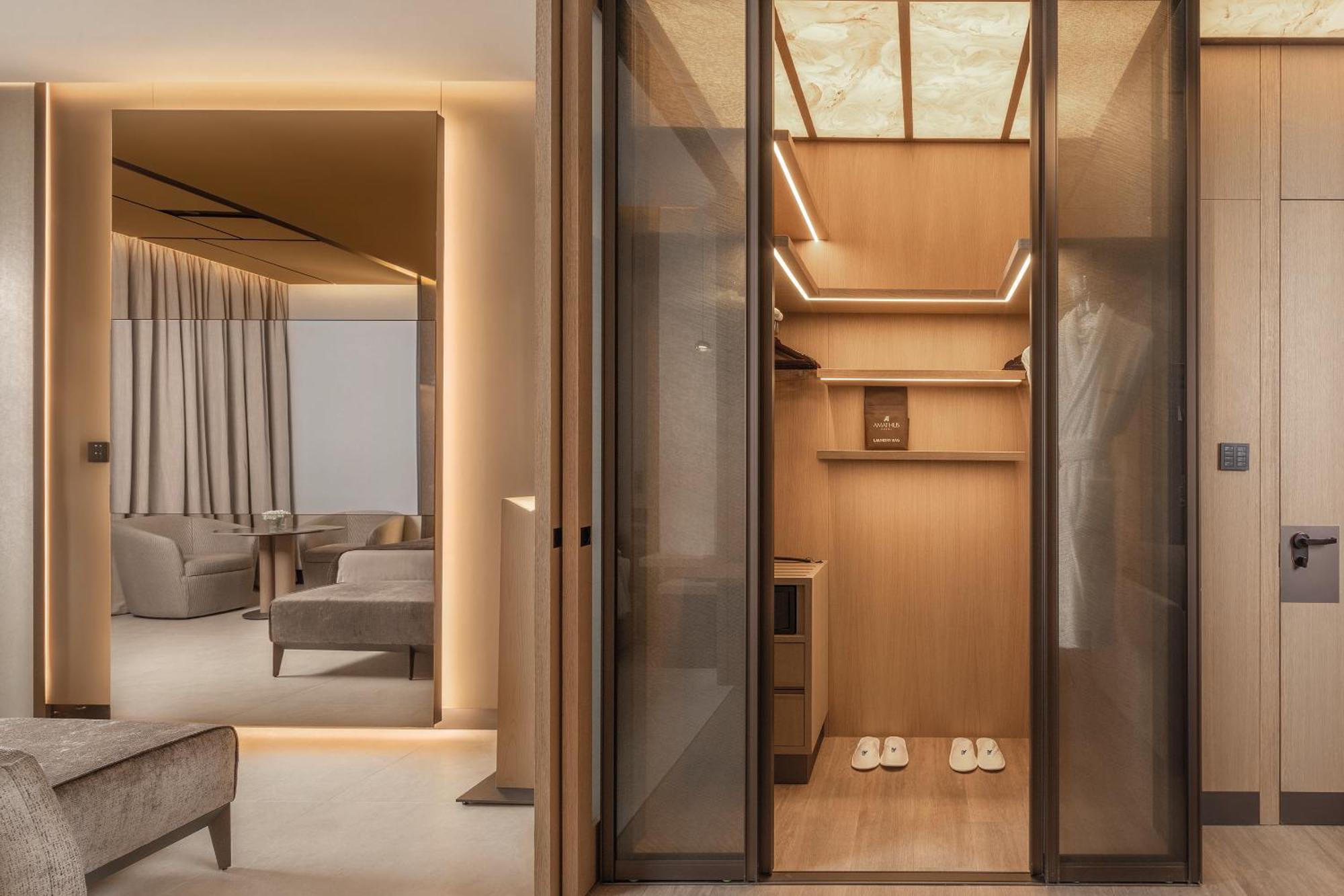 아마투스 비치 호텔 리마솔 레메소스 외부 사진 Interior of a 100m motor yacht