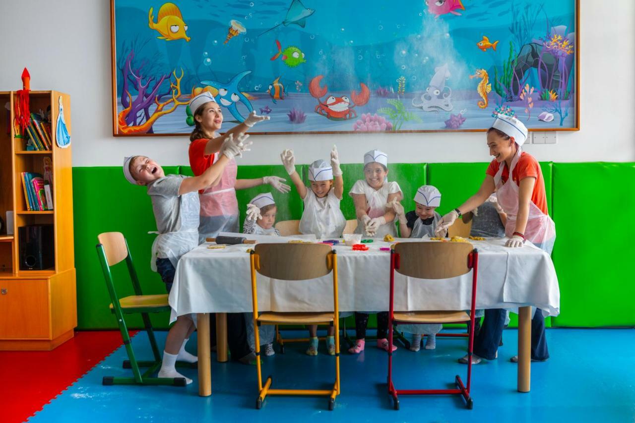 아마투스 비치 호텔 리마솔 레메소스 외부 사진 Cooking lesson at the International School of Düsseldorf